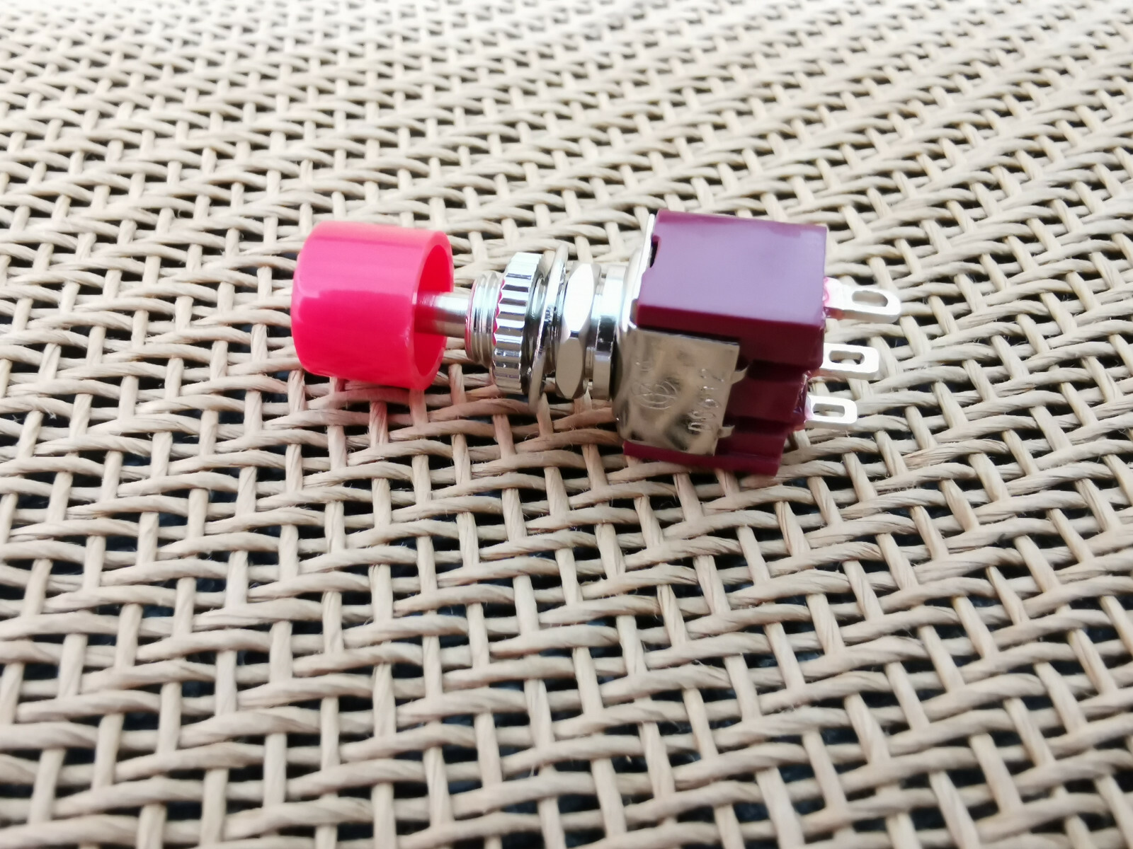 Precision Latching SPDT ON-ON Push Button Switch w Red Cap for 9v-12v-120v-250V
