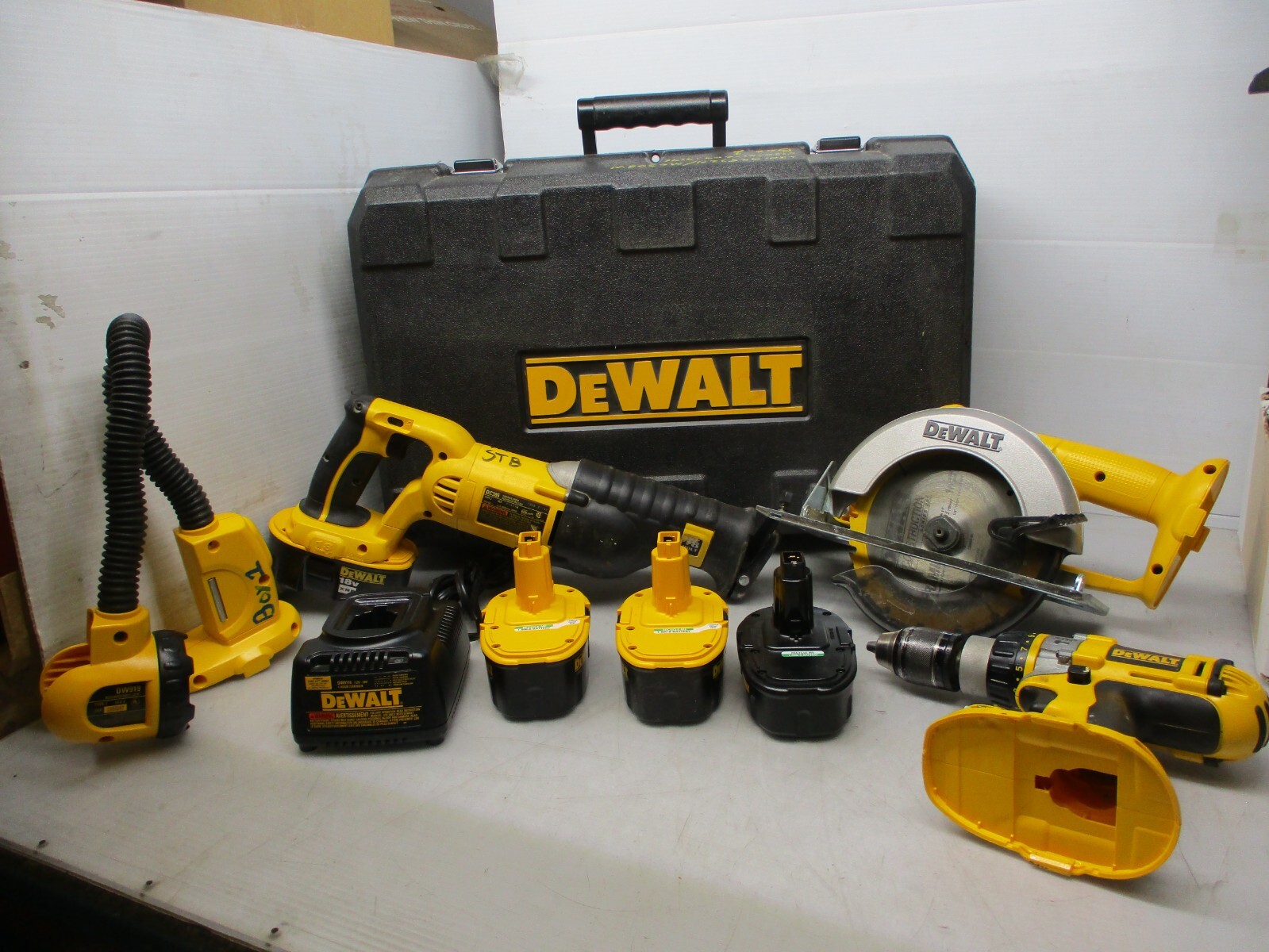 DEWALT 18-Volt Cordless 4 Tool Combo Kit Drill, Saw, RECIP  Worklight 4 battery