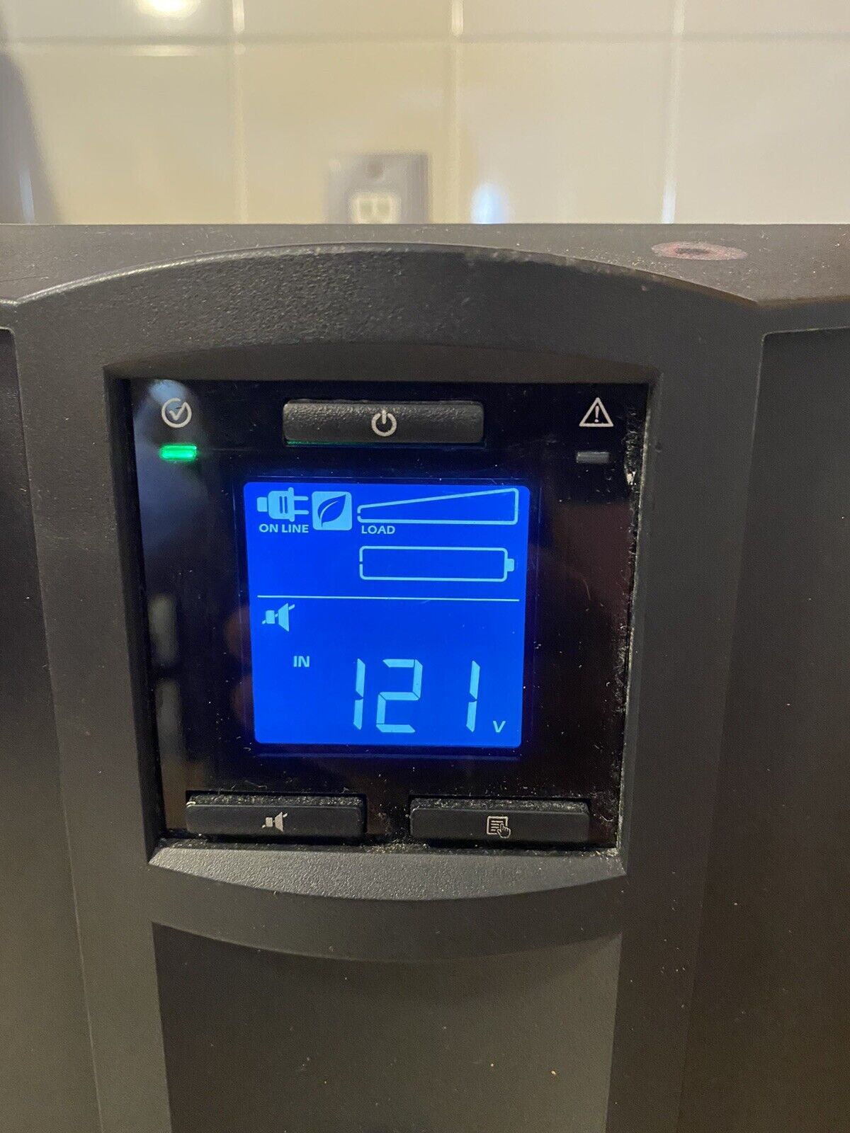 APC Smart-UPS C 1000 Uninterruptible Power Supply READ DESCRIPTION