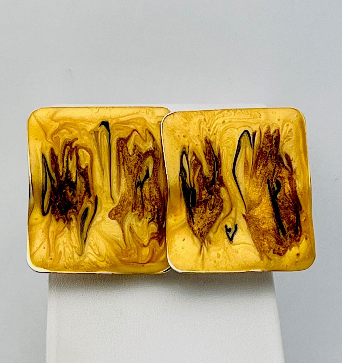 Vintage 1980-90s Gold Tone Brown Tan Swirl Enamel  Pierced Earrings