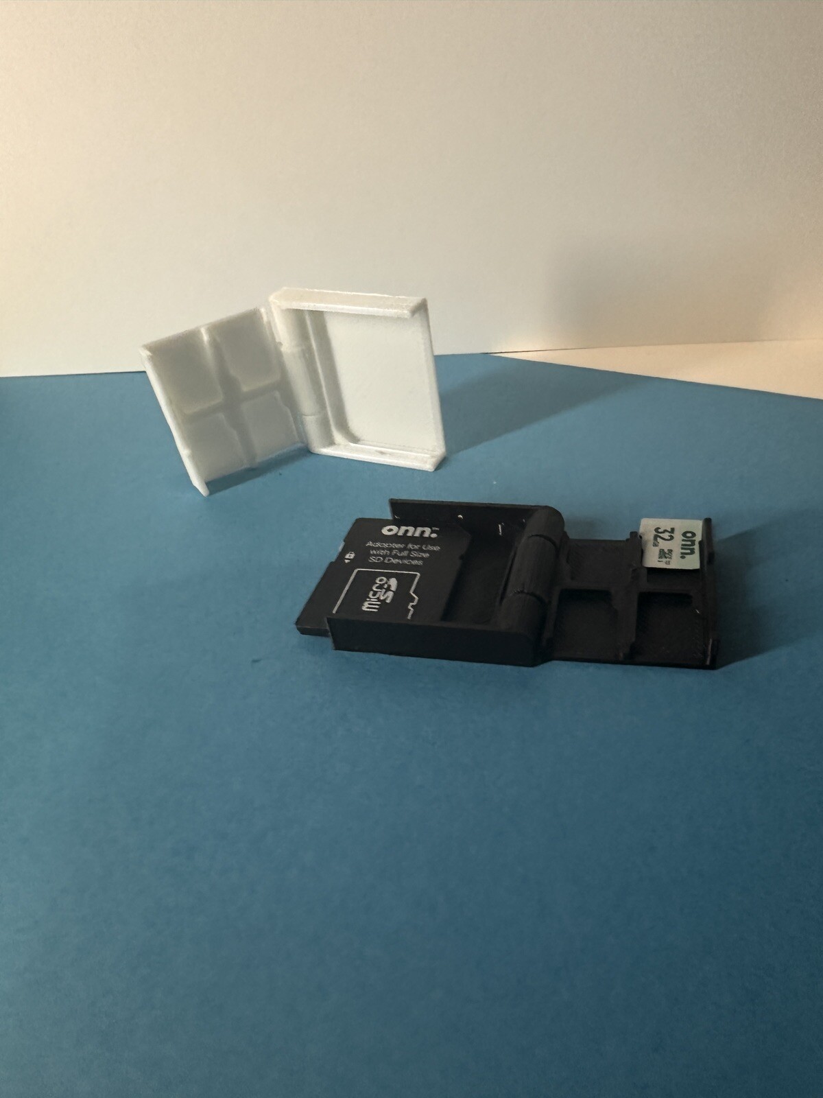 Memory Card Case Storage Holder - 1 SD Card and 4 Micro SD Card Slots