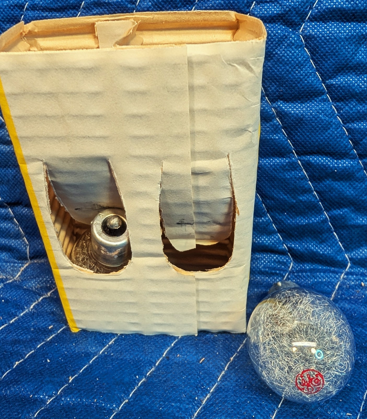 Vintage GE General Electric Flashbulbs #5 ~ Open box, 8 bulbs inside