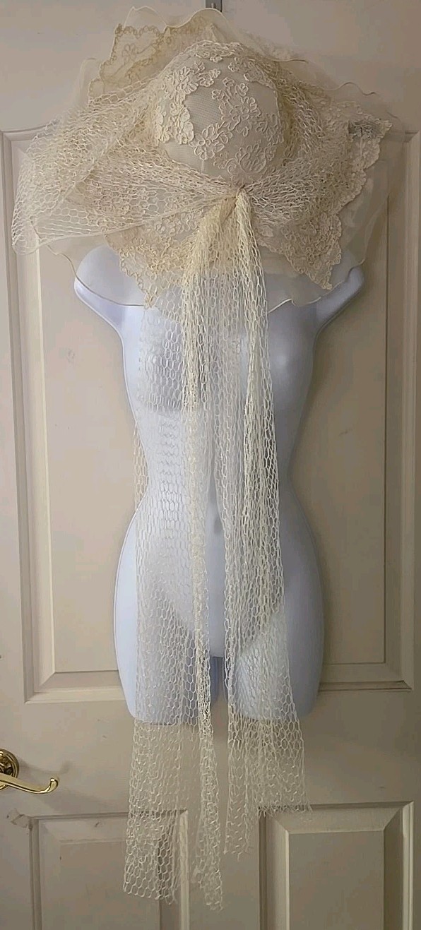 Vintage White Wedding Hat With Long Lace Train