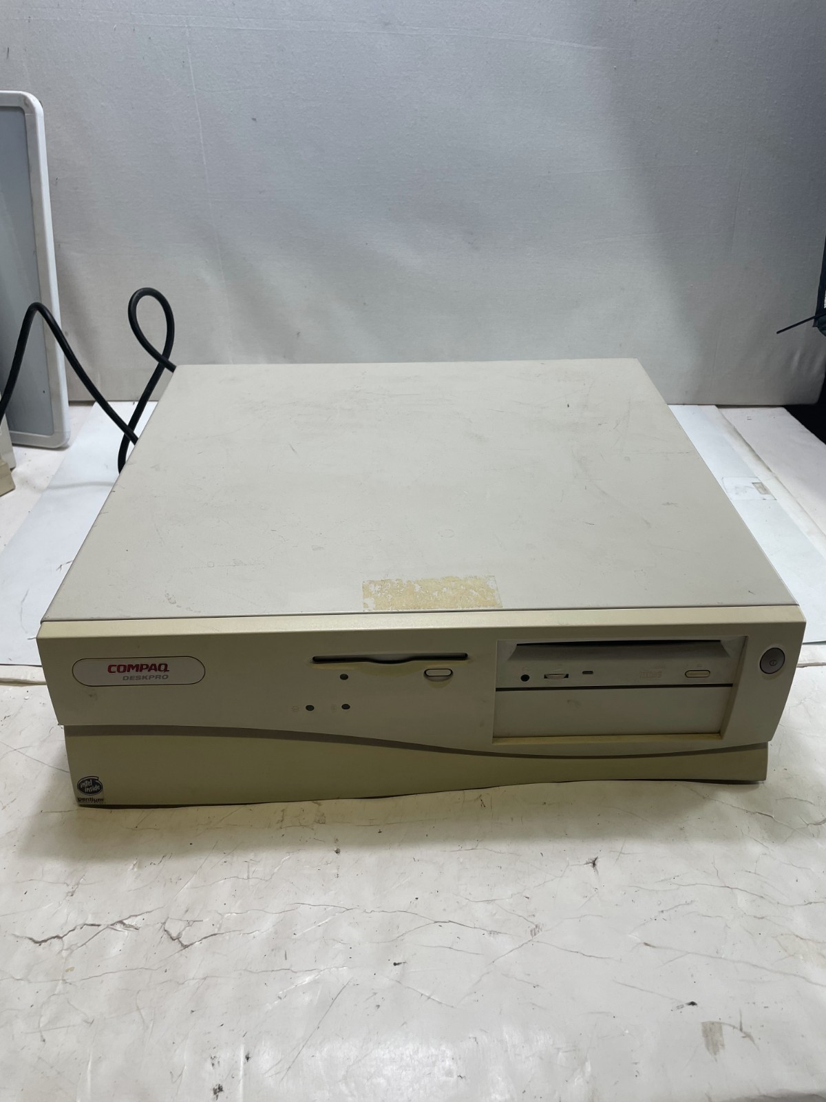Vintage Compaq Deskpro 2000 M5166-1200 Desktop PC with Windows 95 CD Powers On