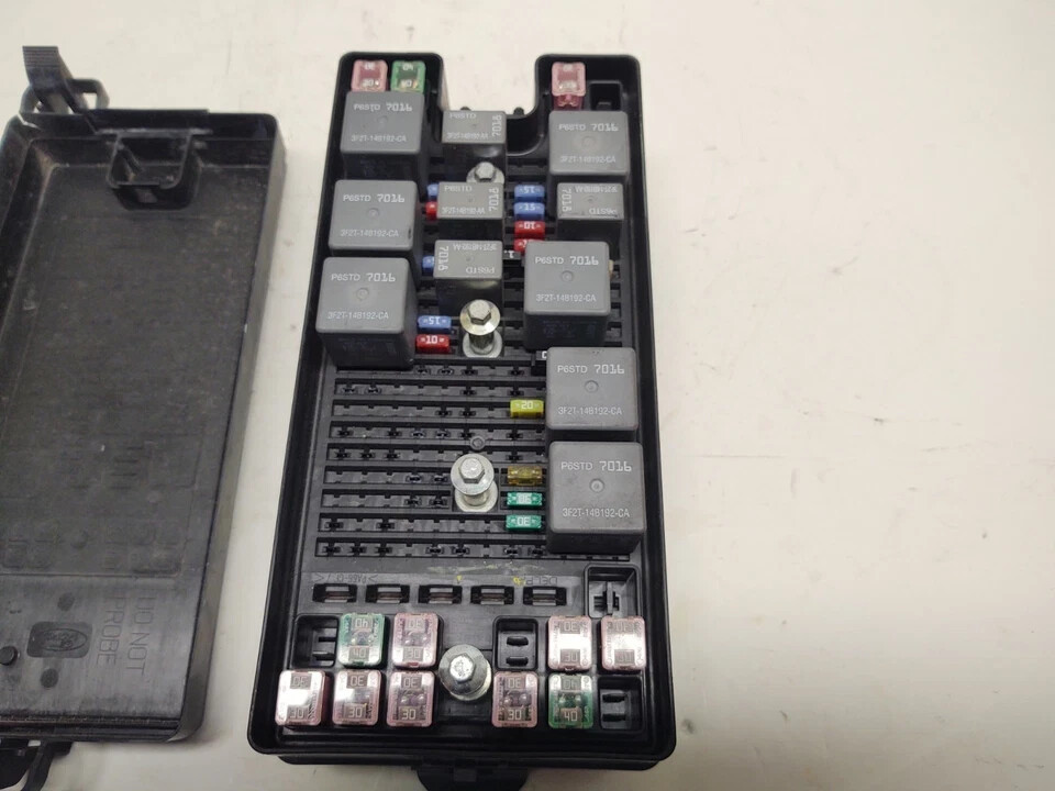 2005-2006 Ford Mustang Fuse Box Relay Module Engine Assembly OEM