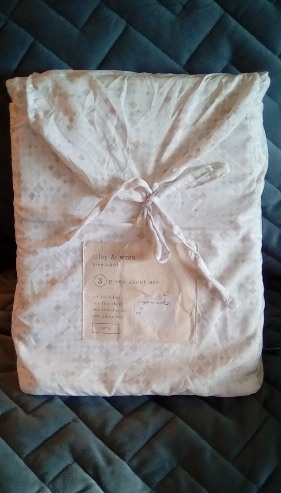 RILEY & WREN TWIN PREWASHED 3 PC SHEET SET WHITE WITH GOLD SQUARES - NEW