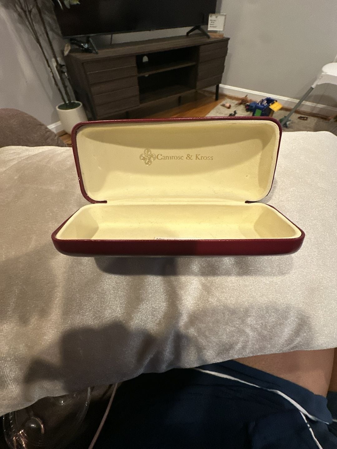 Camrose & Kross Hard Clamshell Eyeglass Case in Burgundy
