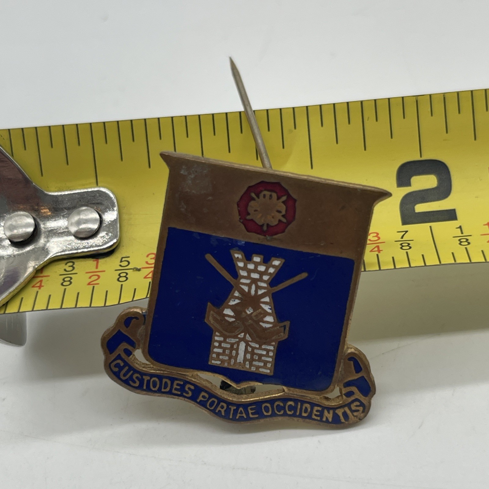 U.S. Military 186th Infantry Regiment Pin Back DI DUI CUSTODES PORTAE OCCIDENTIS