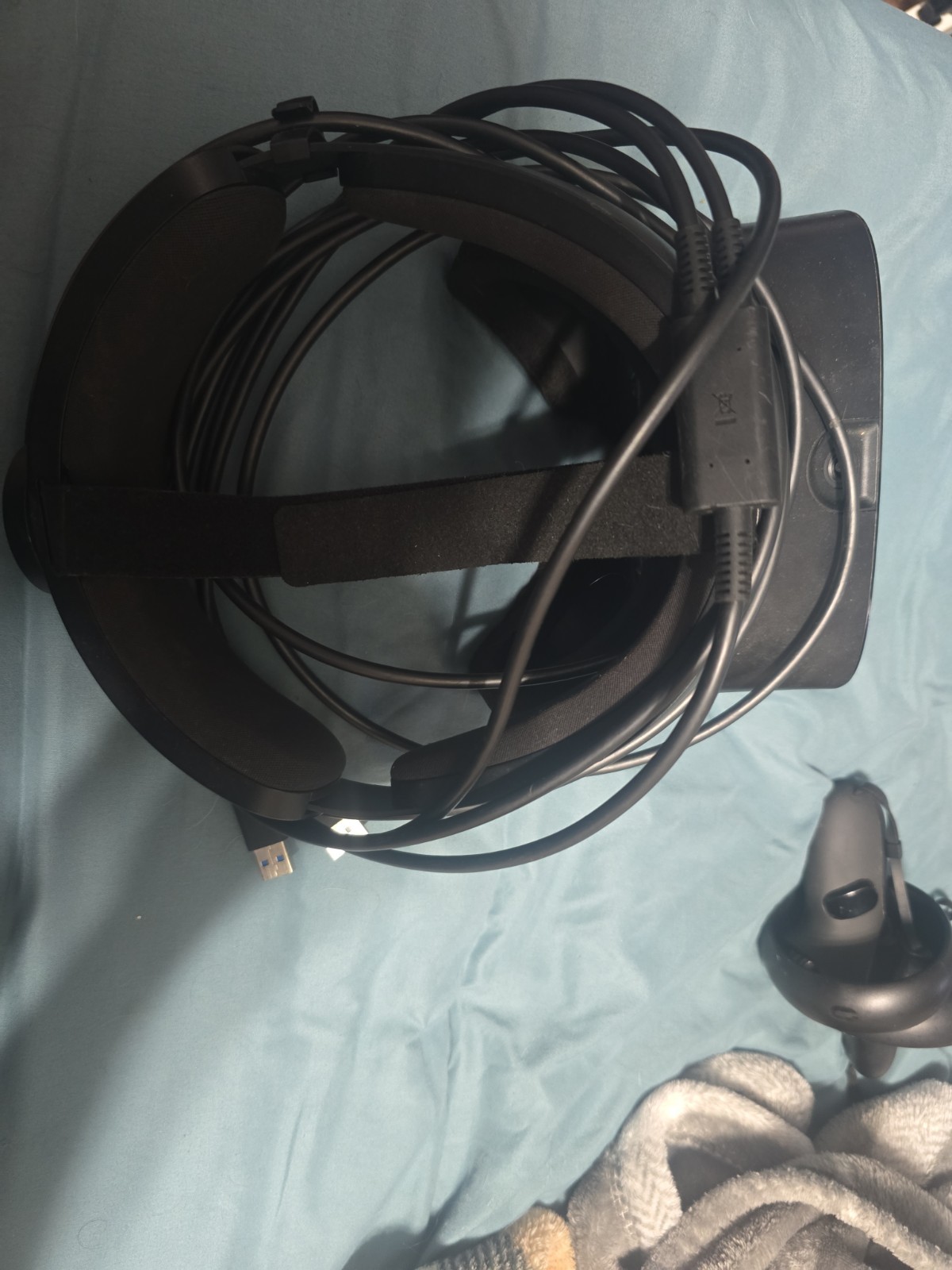 Oculus Rift S PC-Powered VR Gaming Headset with Wired Cable + 2 Controllers