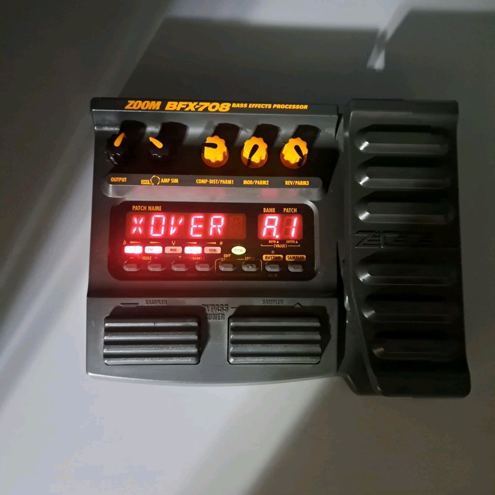 Zoom BFX-708 Bass Effects Processor Powers On With Batteries Untested No Cord