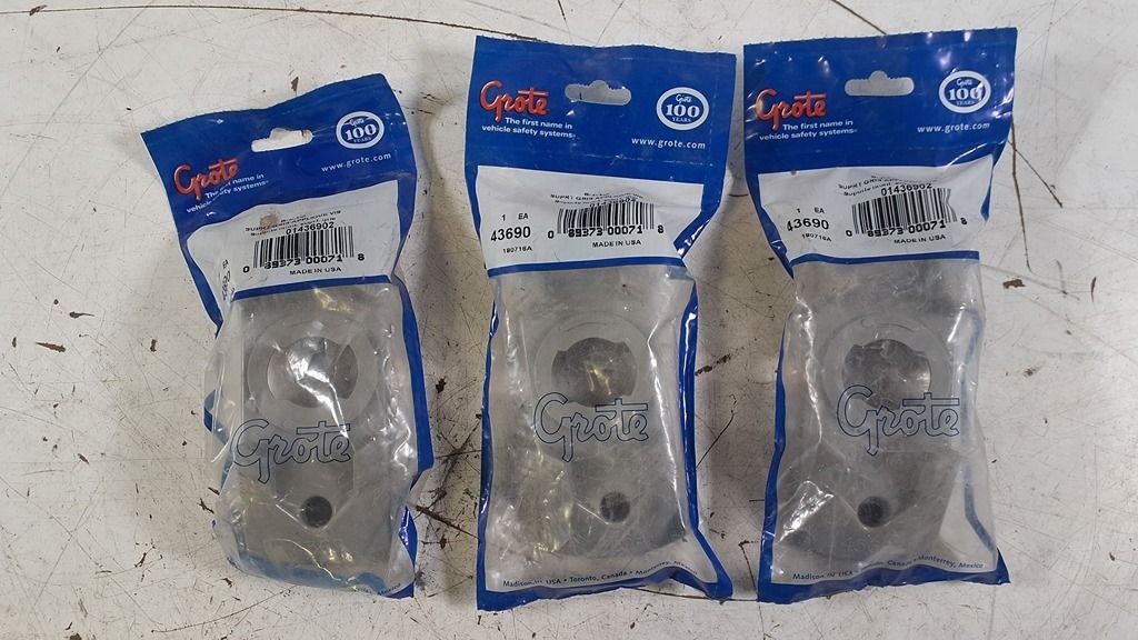 Grote 43690 (3-Pack) Twist-In Surface Mount Bracket