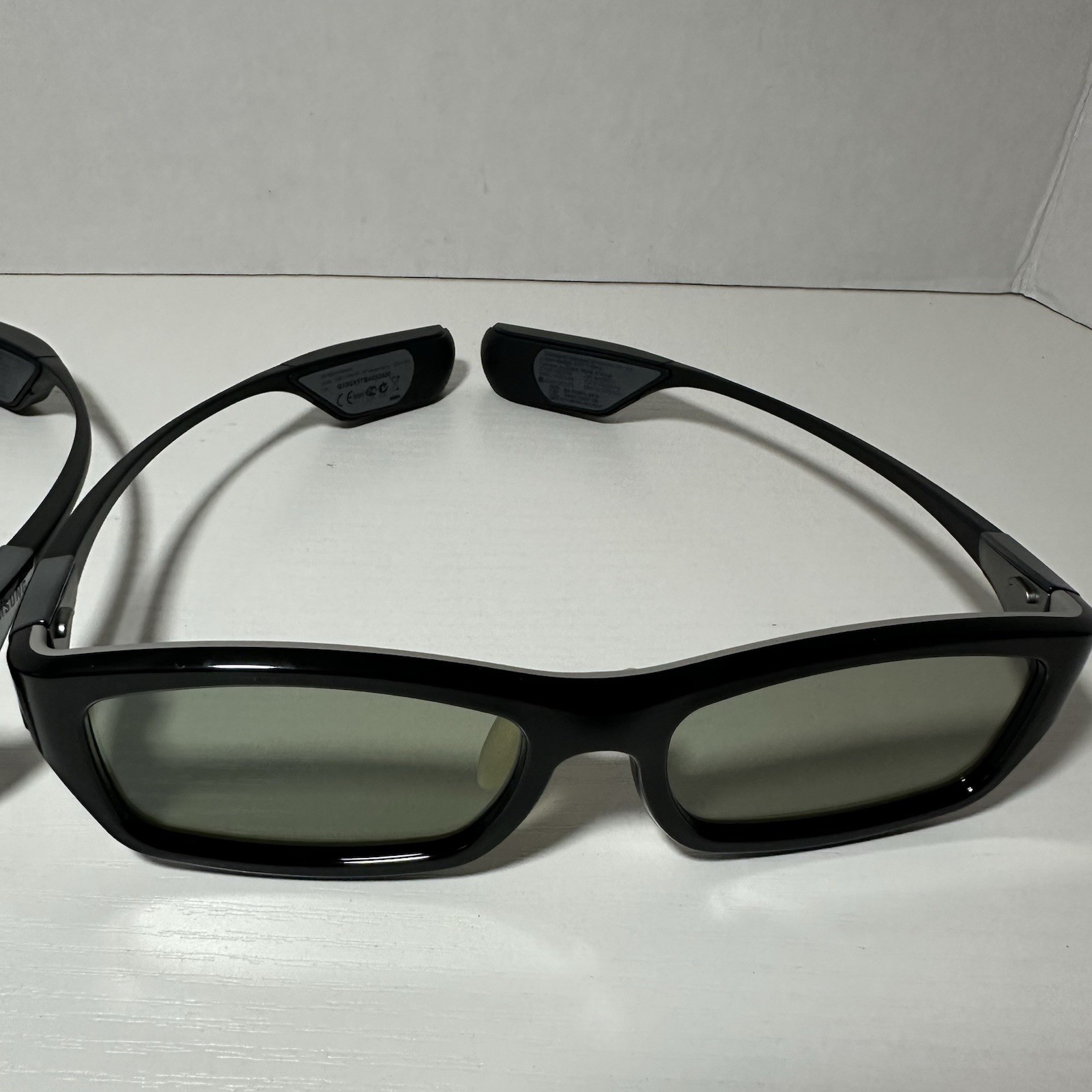 2 Samsung SSG-3300GR Rechargable Active 3D Glasses