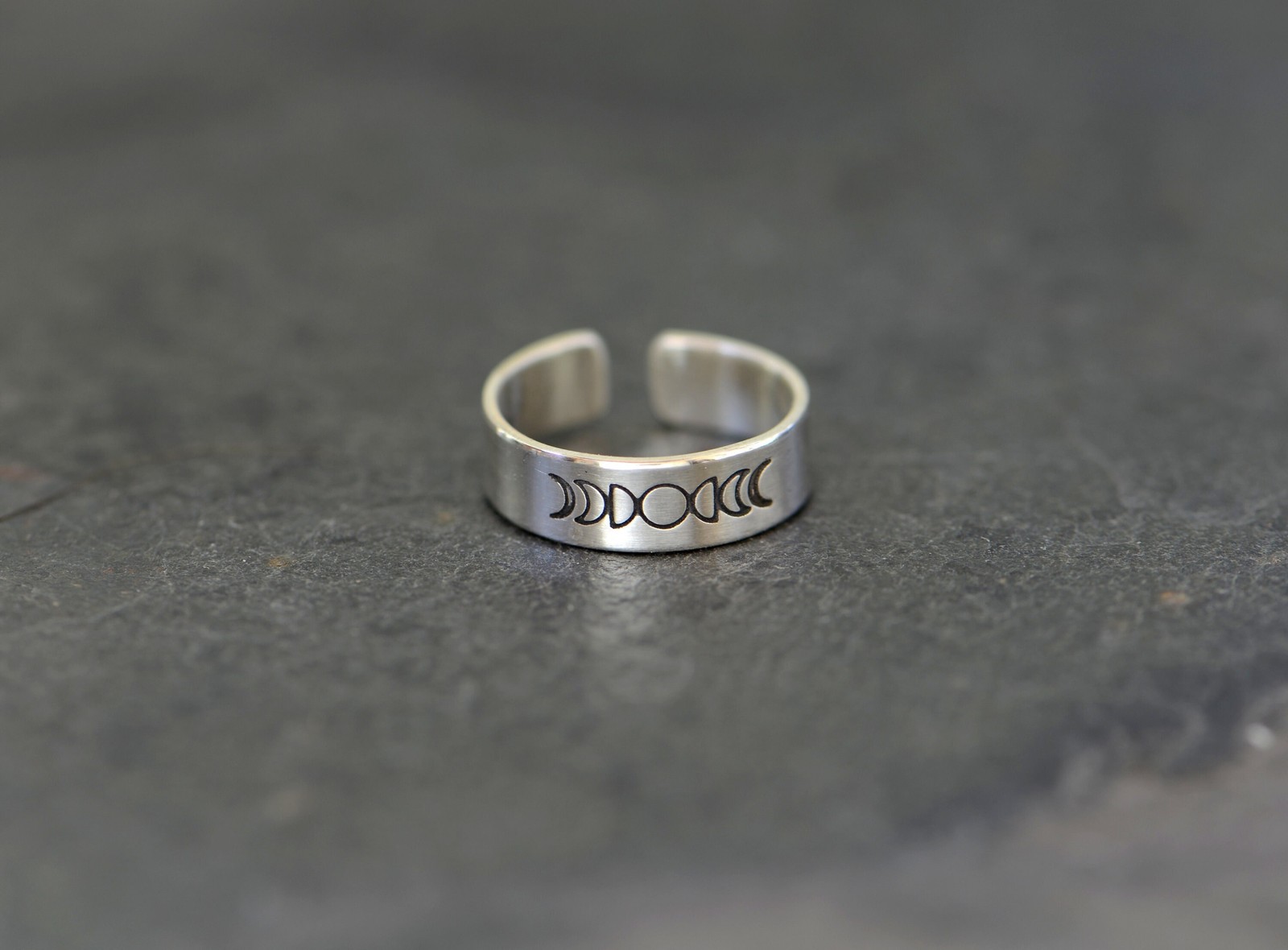 Sterling silver toe ring with moon phases - moon toe ring - silver midi ring or
