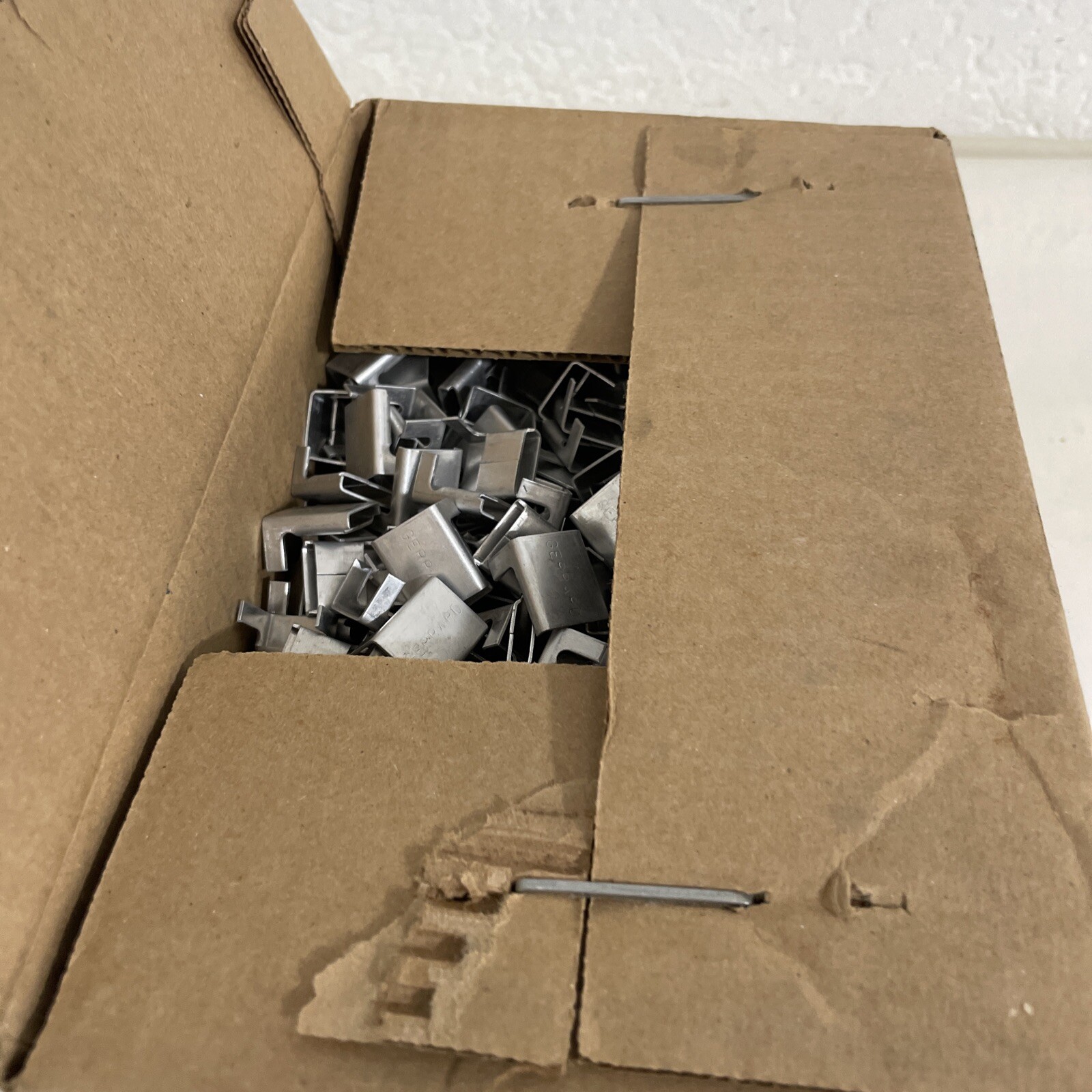 *NEW* BOX OF 1000(?) Gerrard Strapbinder 1/2" Aluminum Wing Seals WA12AL
