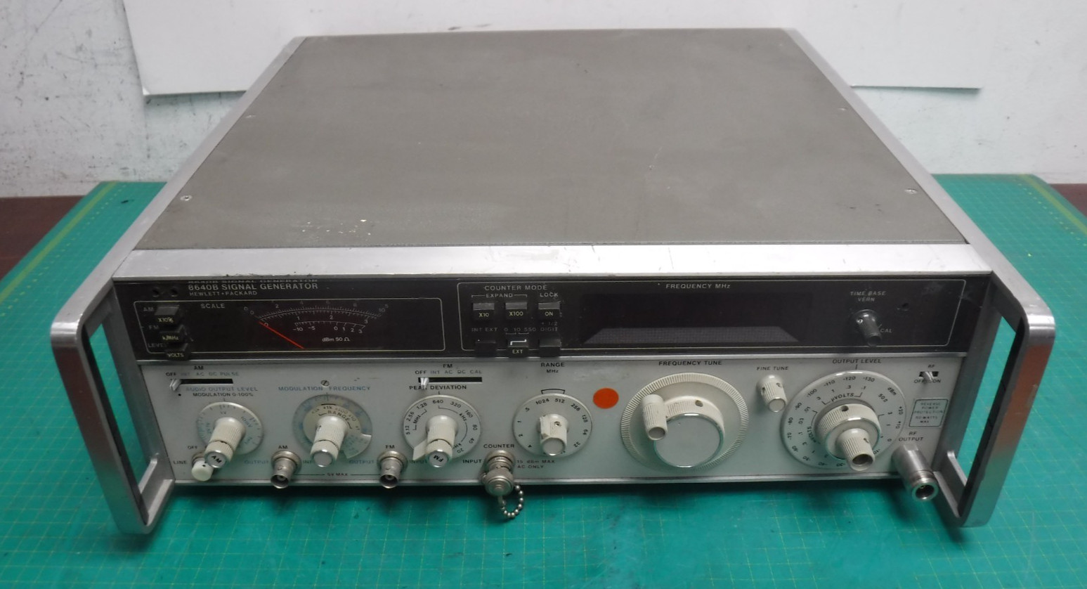 HP 8640B RF Signal Generator