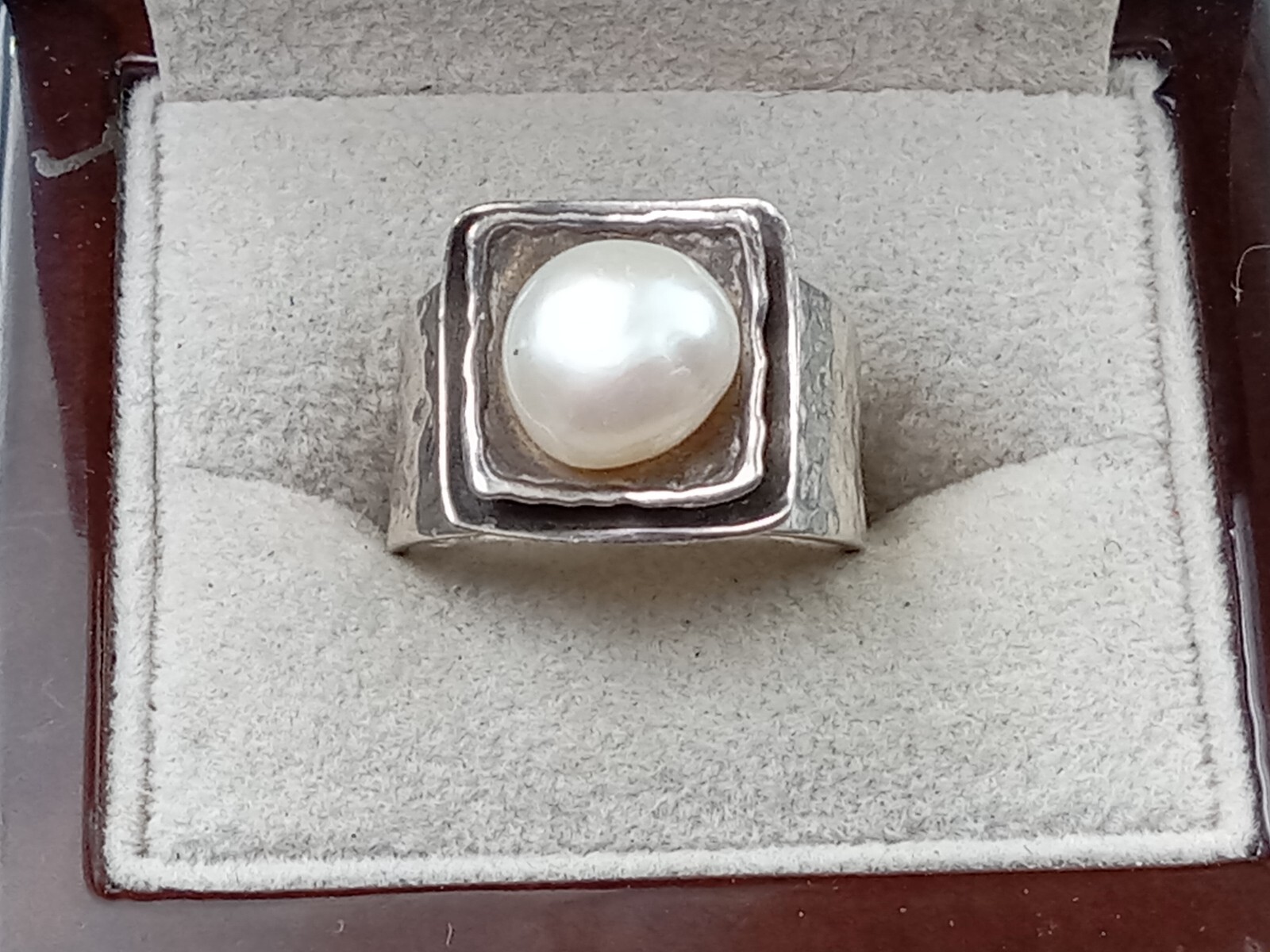 Elegant Hammered Look Sterling Silver Ring w. Pearl Setting: Size 7.75 & 7 grams