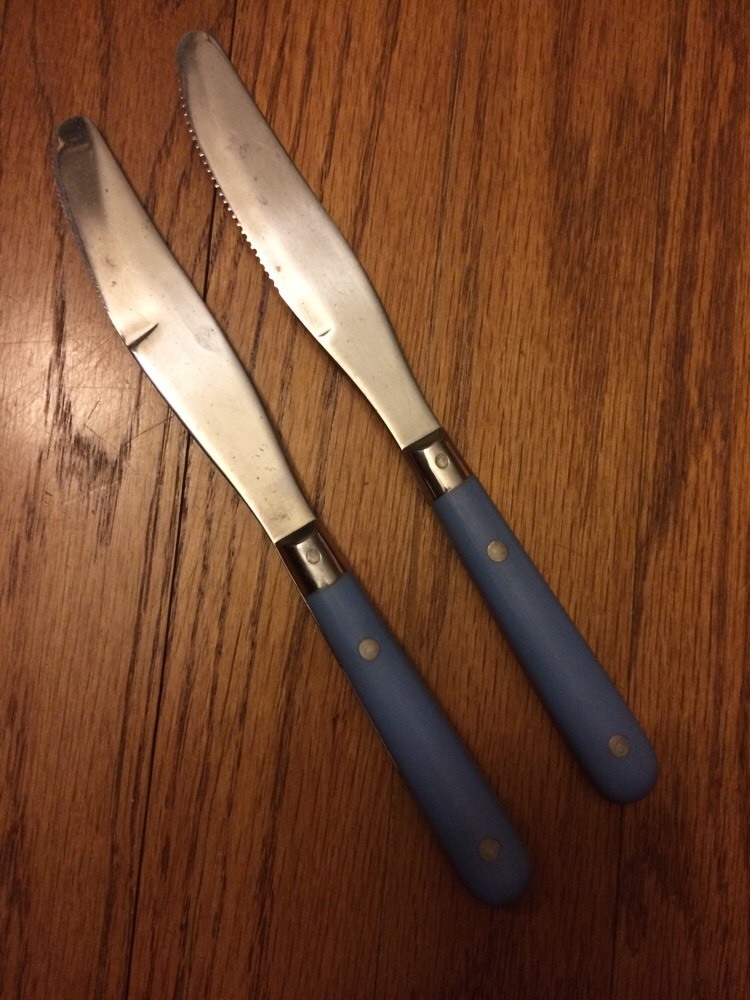 WF Washington Forge Stainless MARDI GRAS WILLIAMSBURG BLUE 2 DINNER KNIVES 8.5"