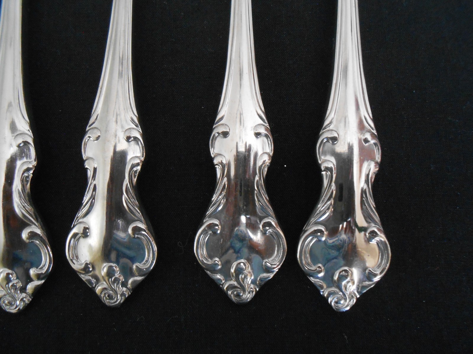 7 STAINLESS FLATWARE ICED TEA SPOONS 8" JAPAN UNKNOWN PATTERN LINE SCROLLS