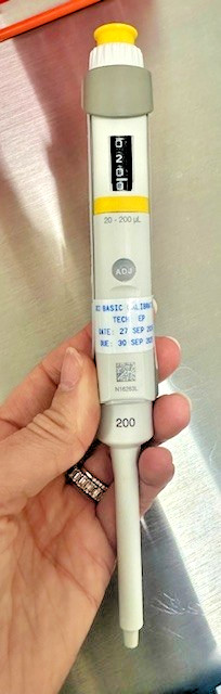Eppendorf Research Plus Adjustable Single Channel Pipette 20-200 uL + FREE tips