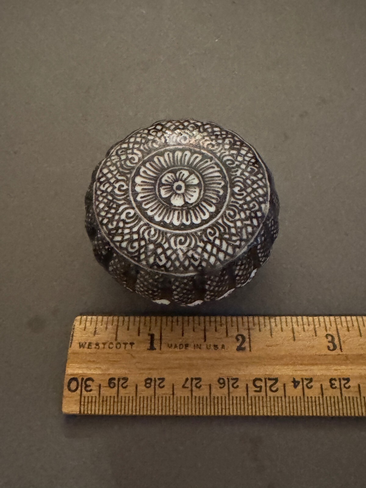 ROUND HAND PAINTED BLACK/BROWN SCALLOPED FLOWER PORCELAIN TRINKET JEWLERY BOX