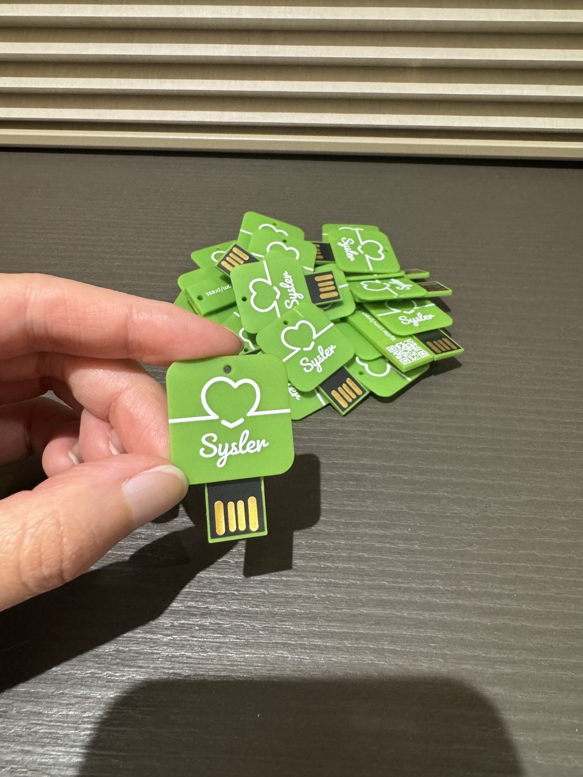 Sysler brand Clip-it Pin style Designer Green USB FLASH DRIVE, 4GB