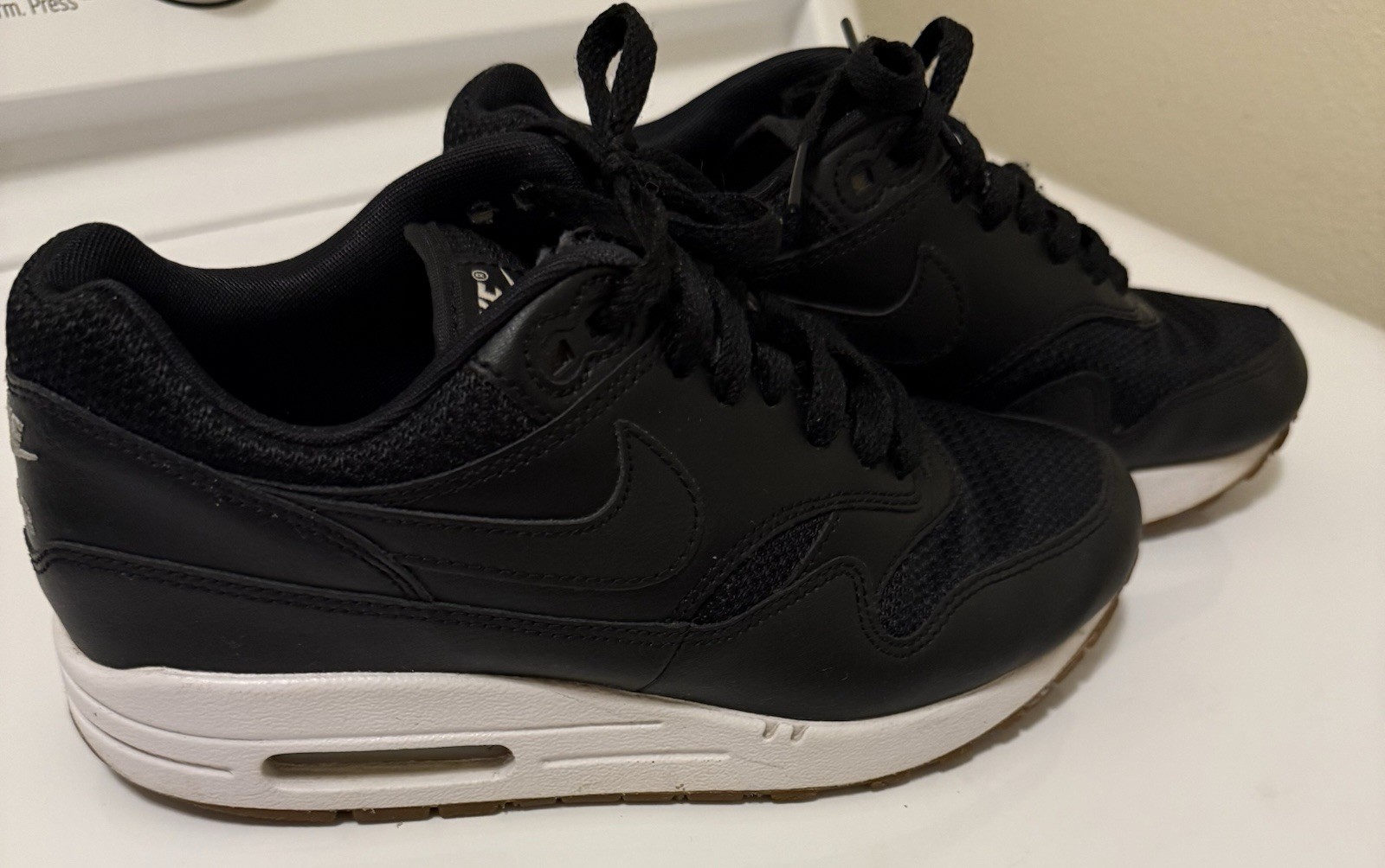 Nike Air Max Men's Black White Low Top Lace-Up Sneakers Gum Rubber Sole