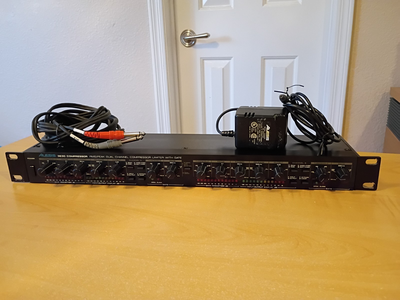ALESIS 3630 RMS/Peak Dual Channel Compressor/Limiter w/ Gate Rack Mount