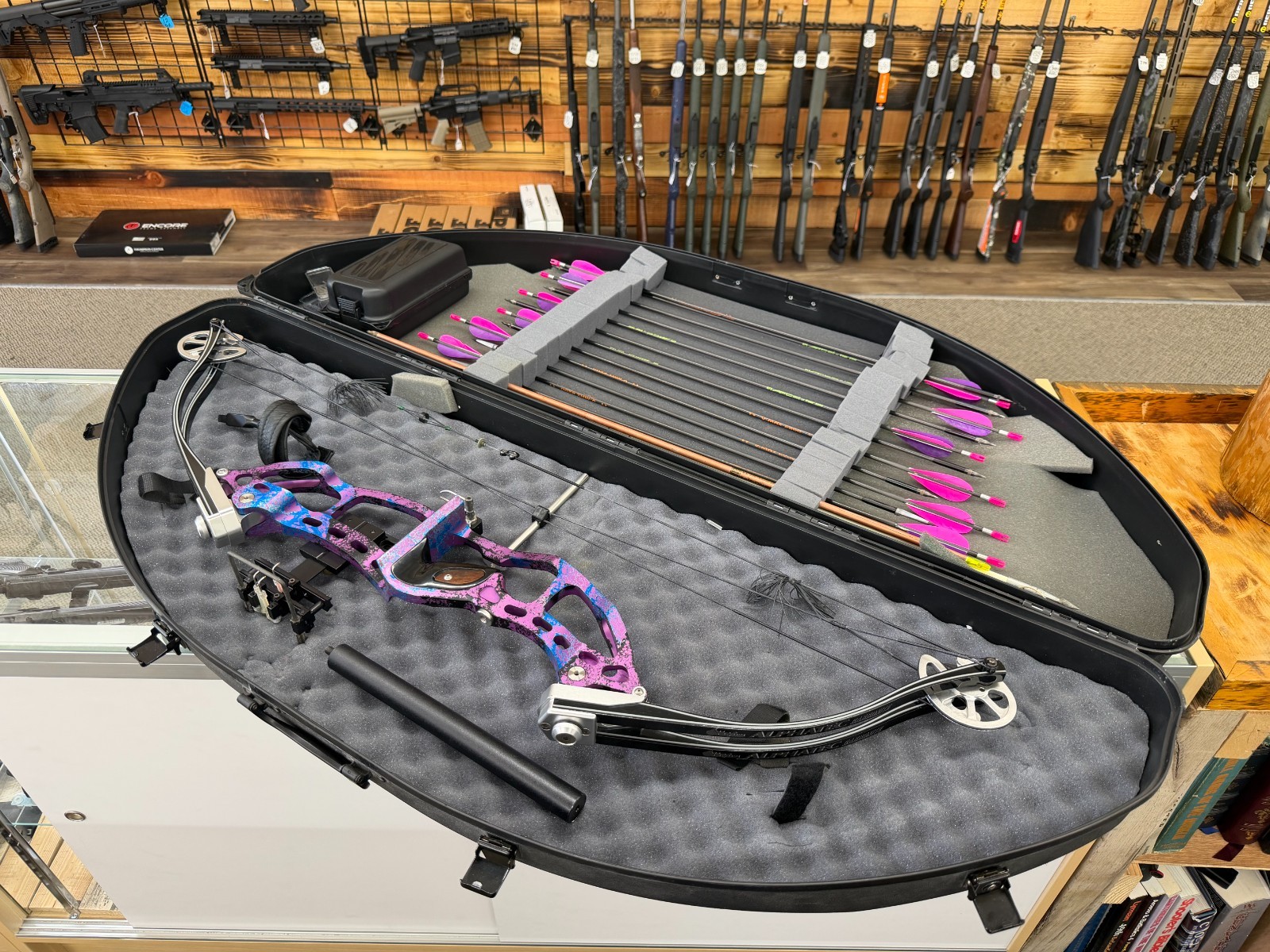 Pre-Owned Hoyt Alphatec Carbonite Compound Bow - Right Hand - 60-70 Lbs