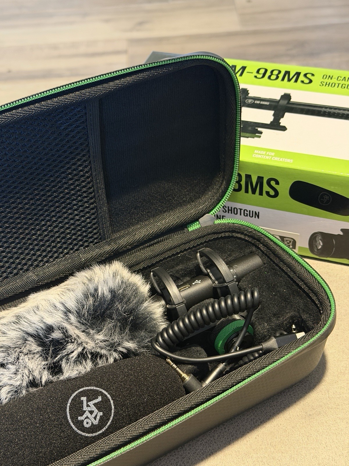 Mackie EM-98MS On-Camera Shotgun Microphone for Smartphones and DSLRS
