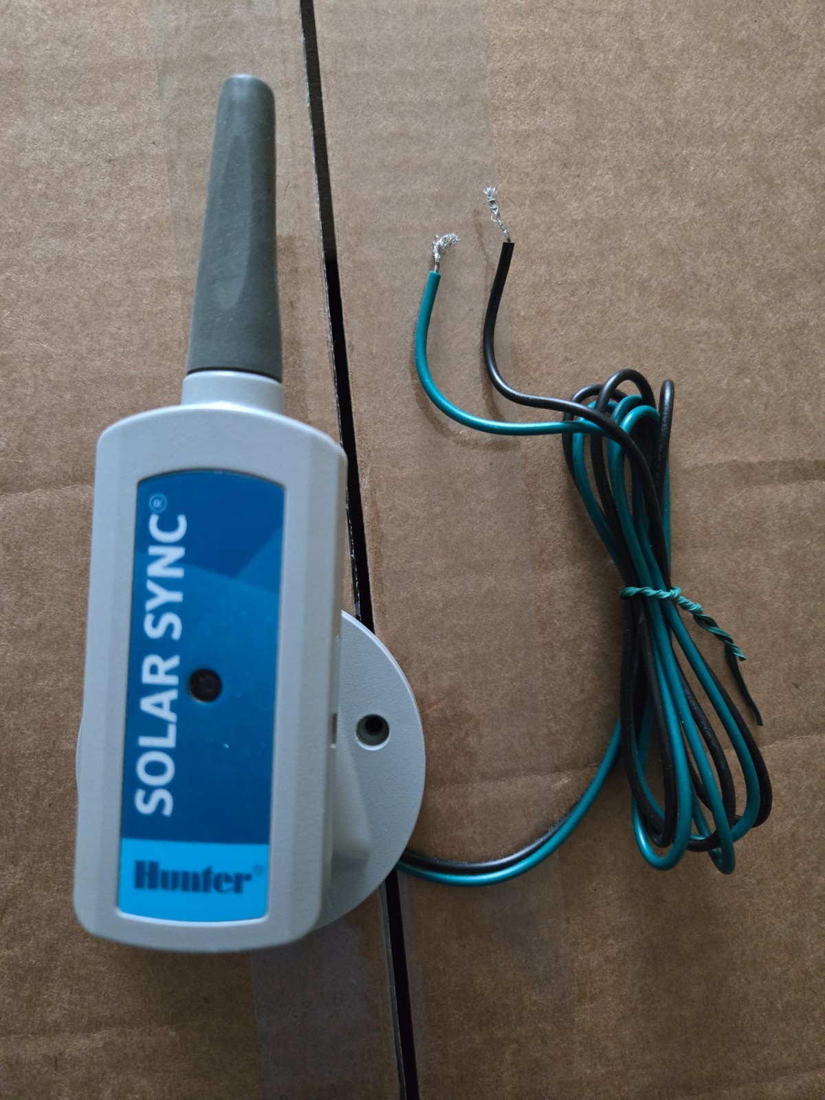 Hunter Wireless Solar Sync Sensor, Receiver, and Gutter Mount