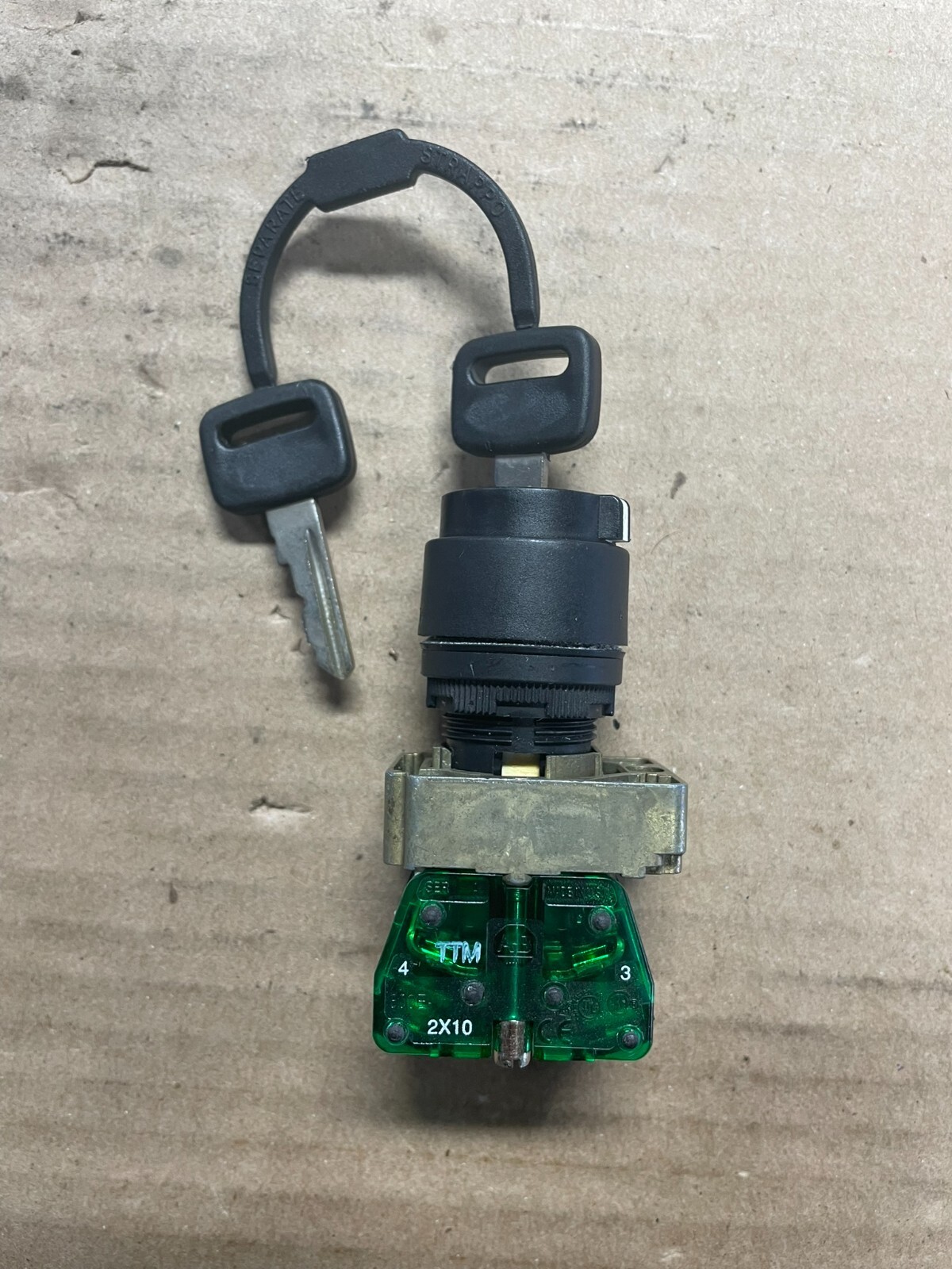 Allen Bradley Key Selector Switch 800FP-KM23 2-Position with keys
