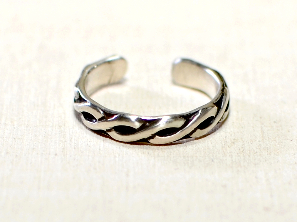 sterling silver toe ring - dainty with braided pattern - handmade