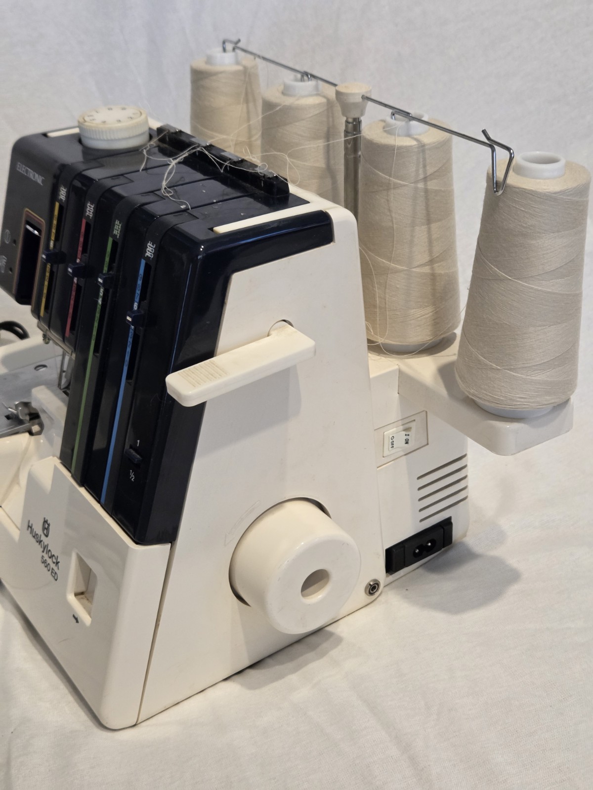 Huskylock 560 ED Electronic Serger Overlock Machine w/ Foot Pedal & Case
