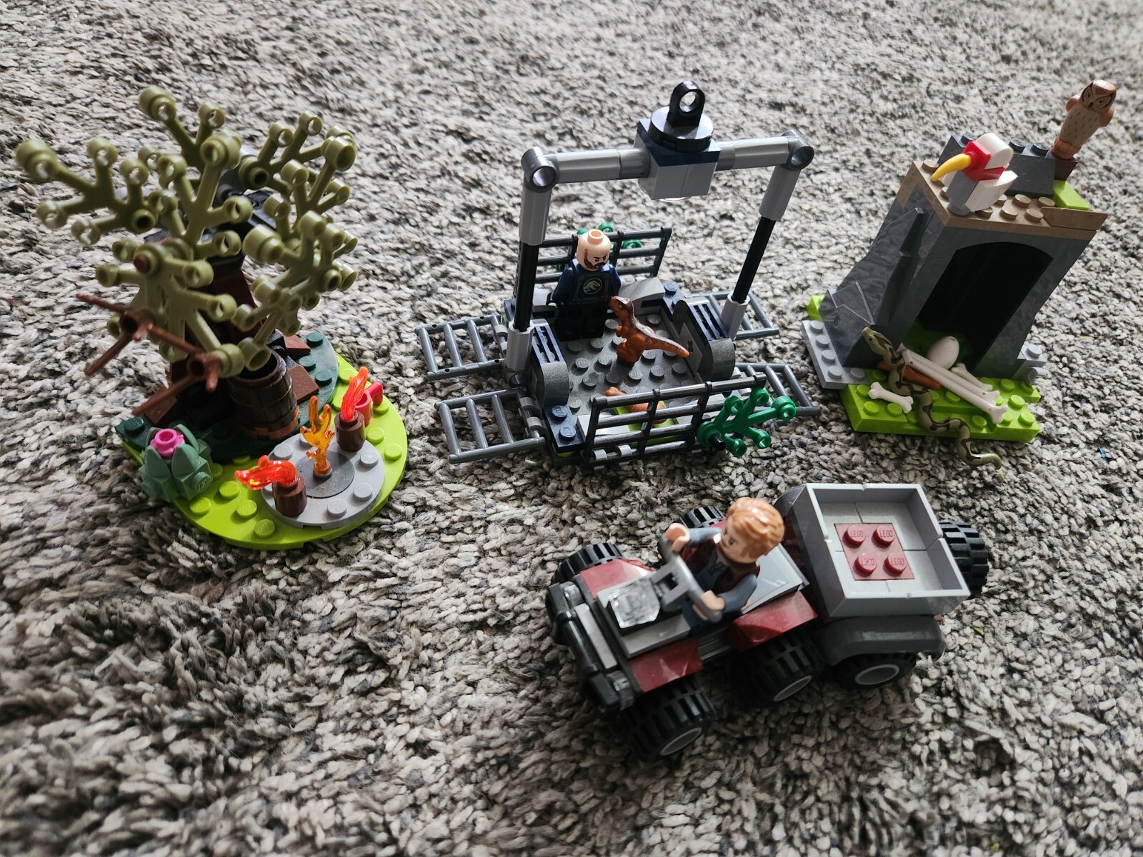 LEGO Jurassic World Raptor Pen Scene 4 Wheeler
