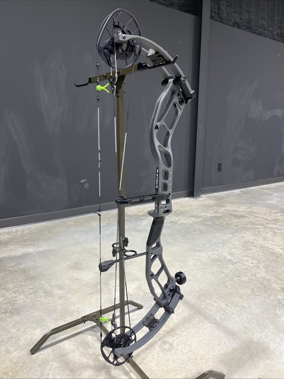 PSE Evolve 33- Gray- 26"-31.5" 70lbs RH
