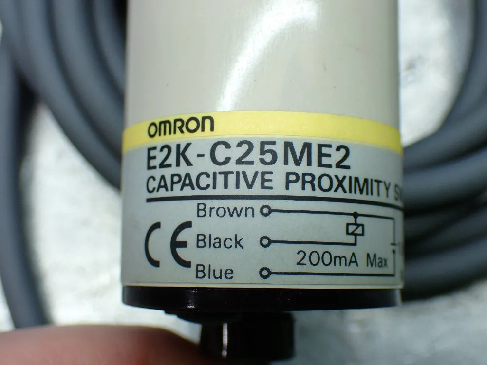 OMRON E2K-C25ME2 CAPACITIVE PROXIMITY SENSOR 08250530324