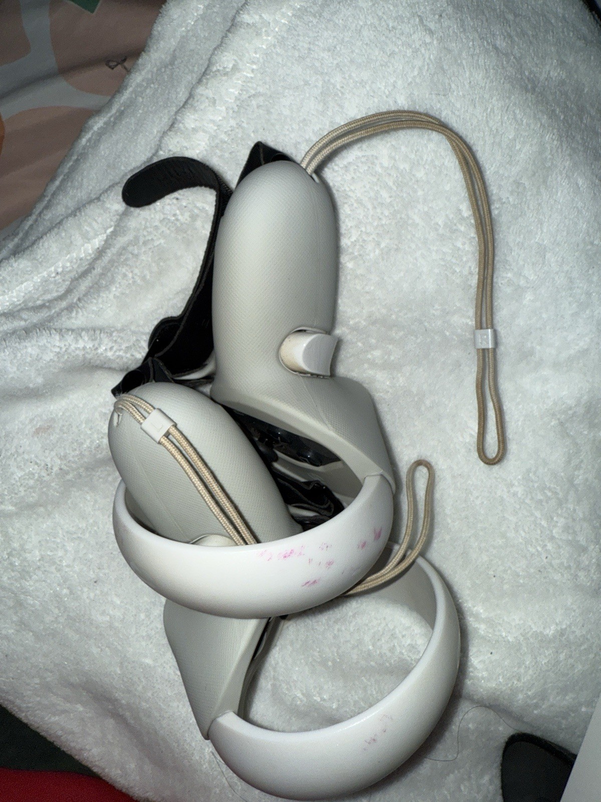 Oculus Quest 2 With Attachments (extra Battery Pack, Grips.)