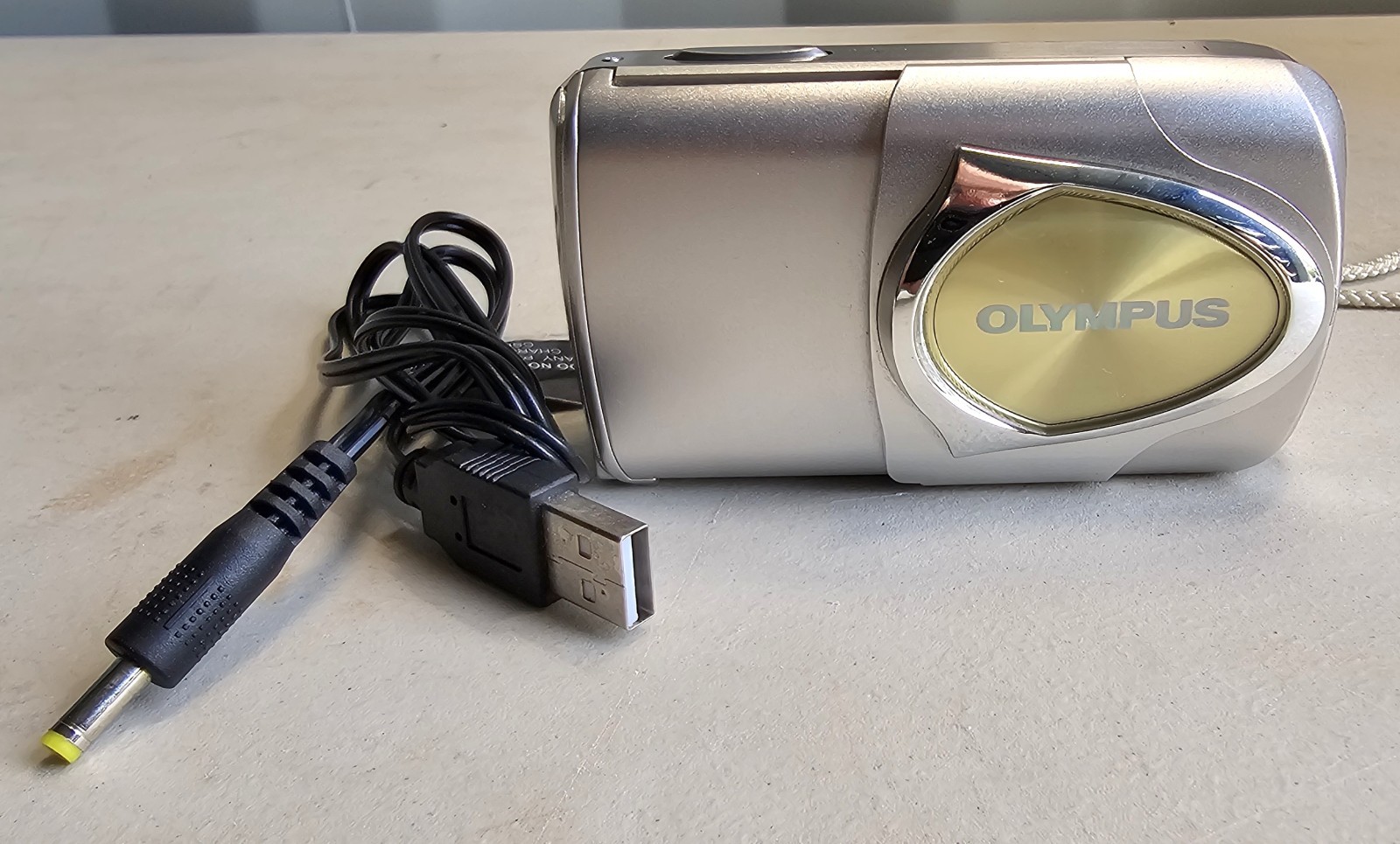 Olympus MJU/Stylus 400 Digital Camera Silver Tested Working  Battery