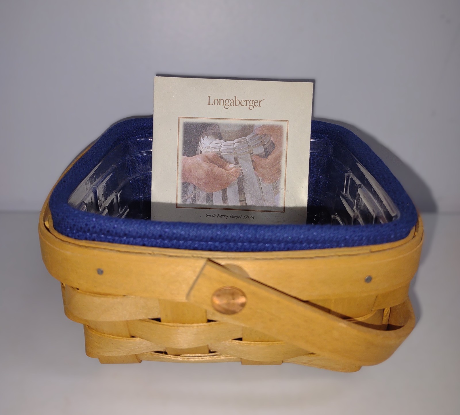 Longaberger 2003 Small Berry Basket (w/ swinging handle)