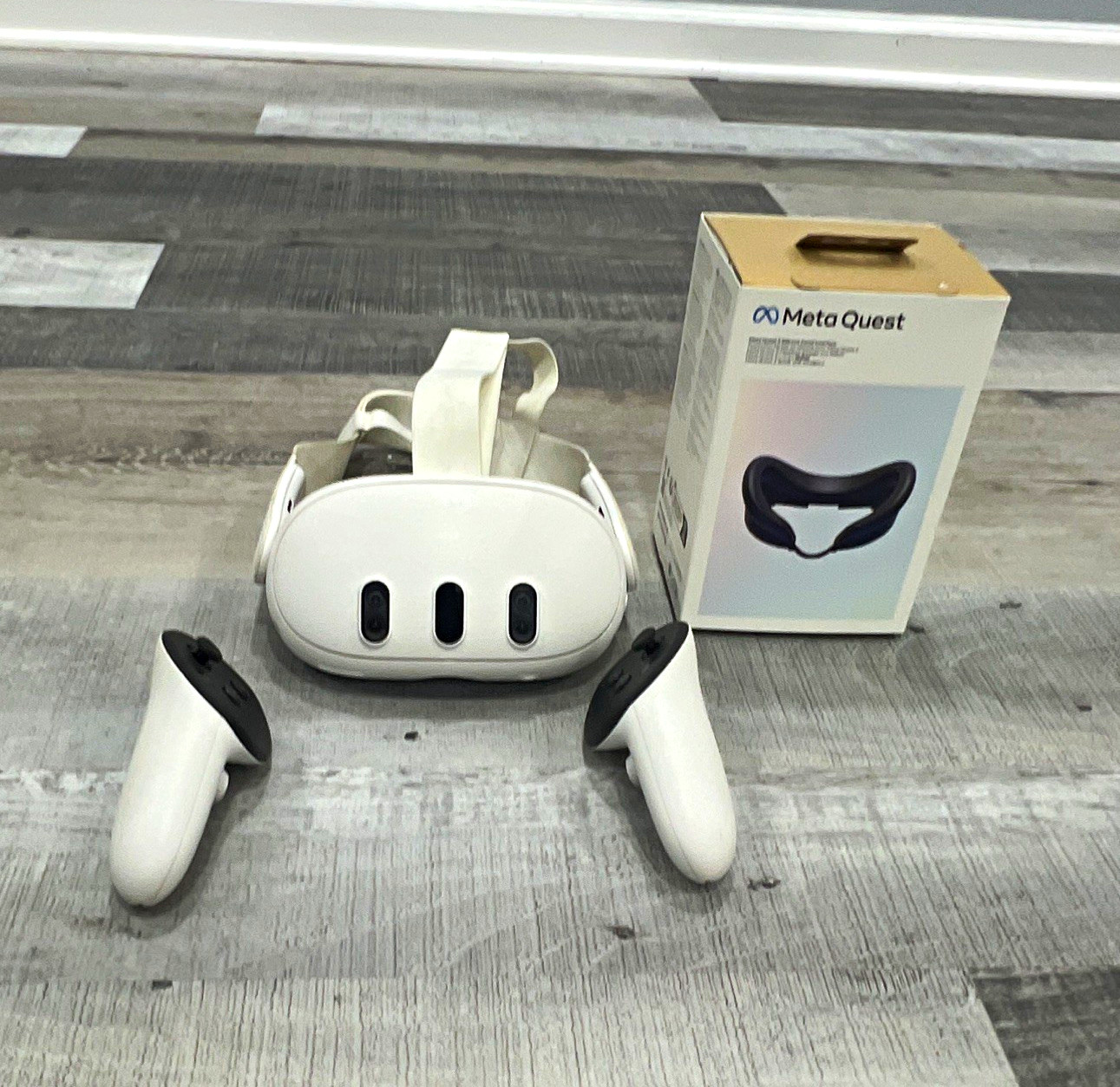 Meta Quest 3 VR Headset White w/Touch Plus Controllers+NEW Facial Interface+Case