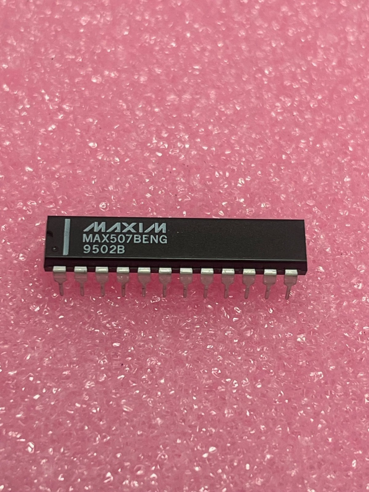 Maxim MAX507BENG IC, Voltage Output, 12-Bit DAC, with Internal Reference - NEW!