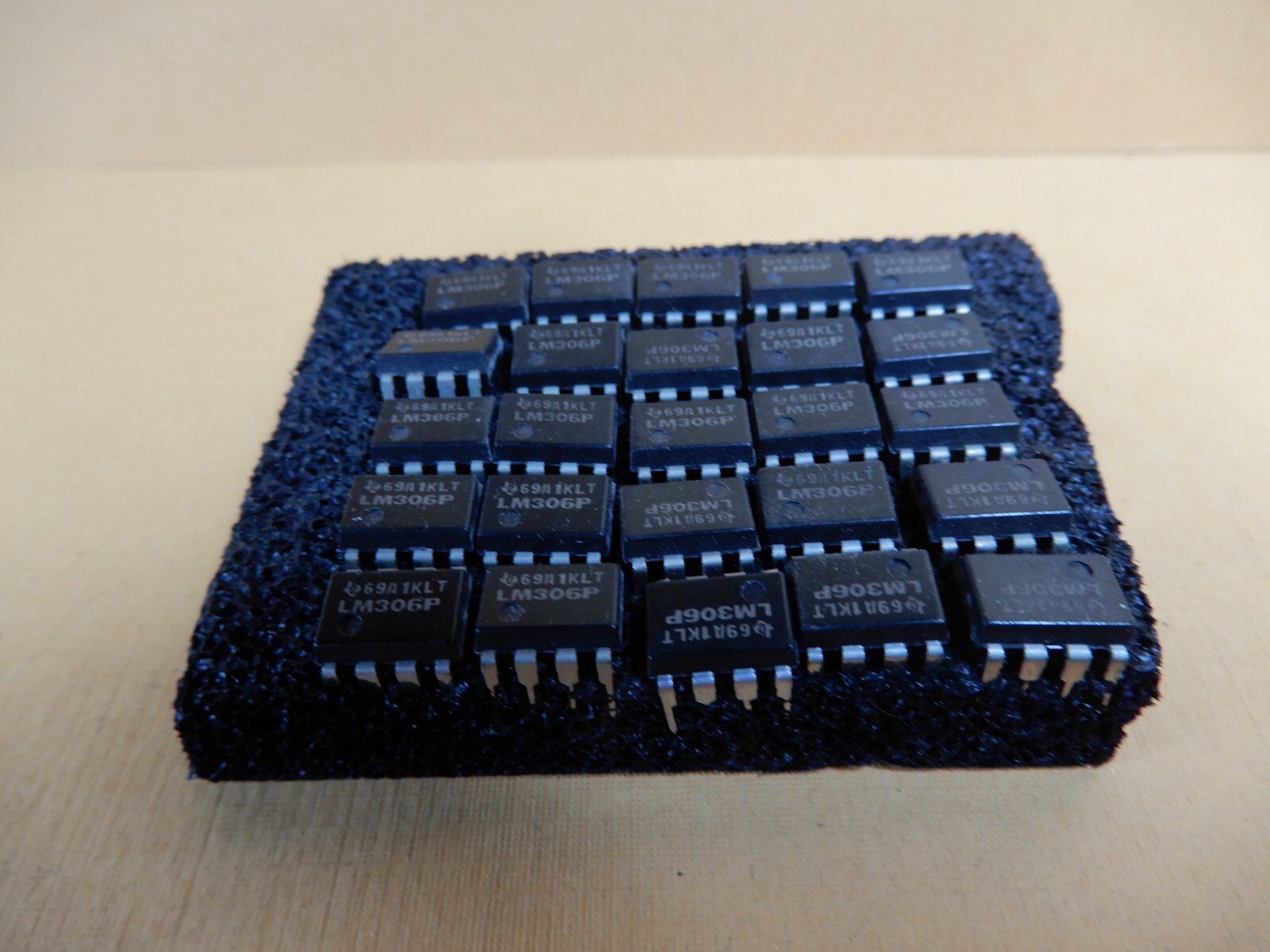Texas Instruments LM306P 8 Pin Differential Comparator Qty 25 NOS
