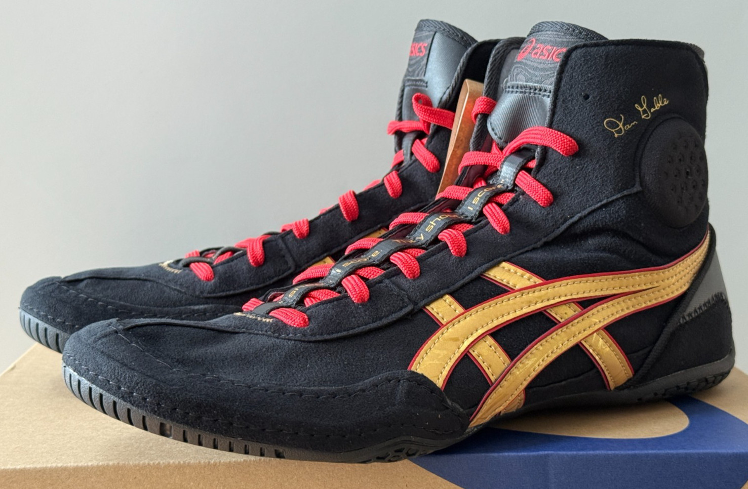 ASICS DAN GABLE EVO 3 Wrestling Shoes (1081A052)(002) Black/Pure Gold