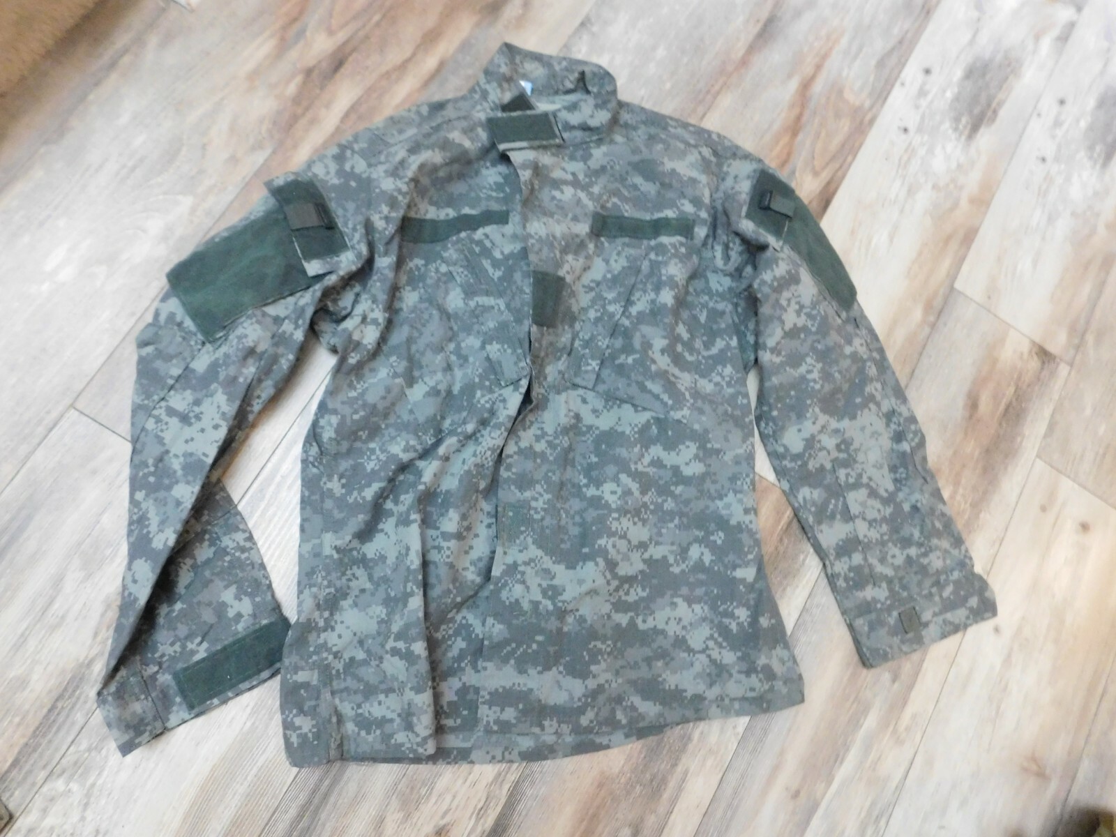 US ARMY FLAME RESISTANT ACU GREEN TOP COAT SIZE MEDIUM- REGULAR