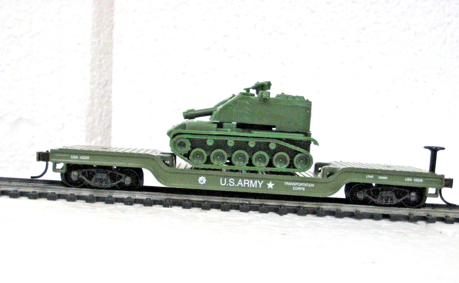 HO 40' US ARMY CTR DEPRESSED METAL FLAT CAR W/ T-98 U.S.A. TANK #982200/T98