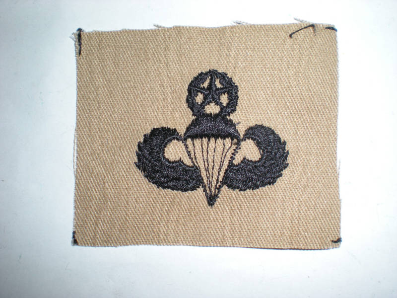 US ARMY DESERT MASTER PARACHUTIST BADGE INSIGNIA