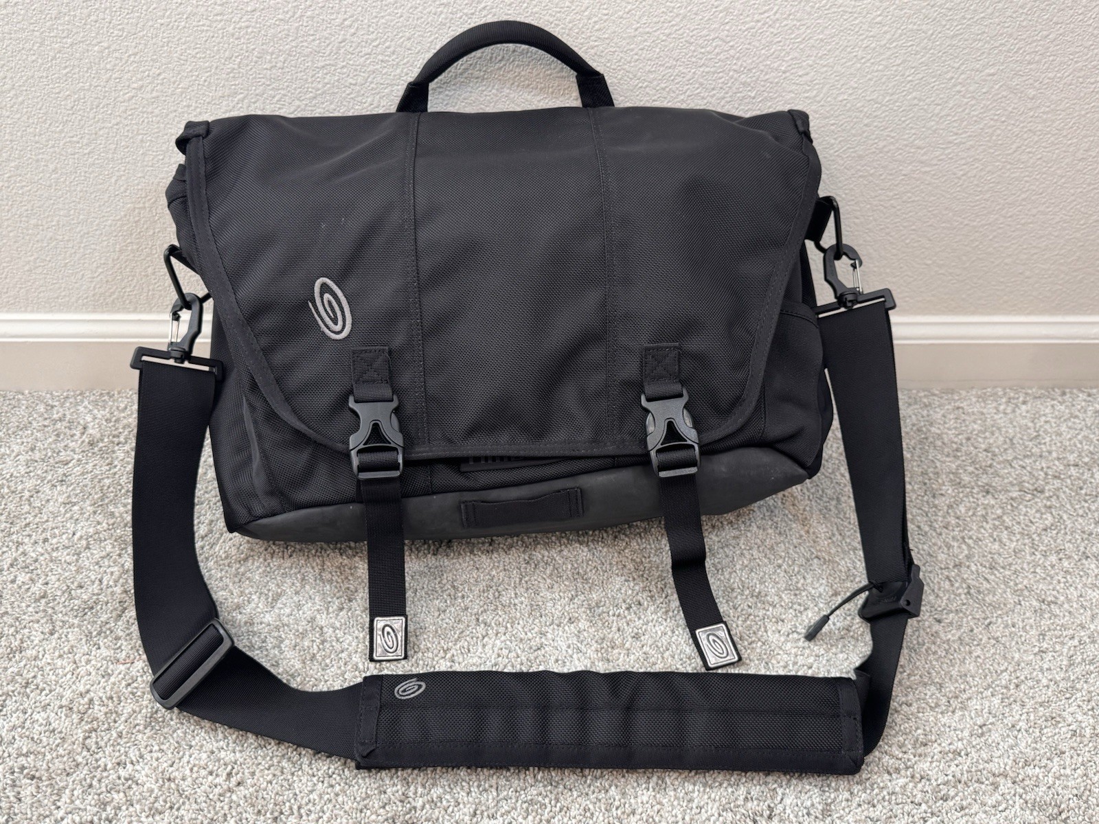 Timbuk2 Classic Padded Laptop Messenger Bag in Black - Commuter Crossbody Bag