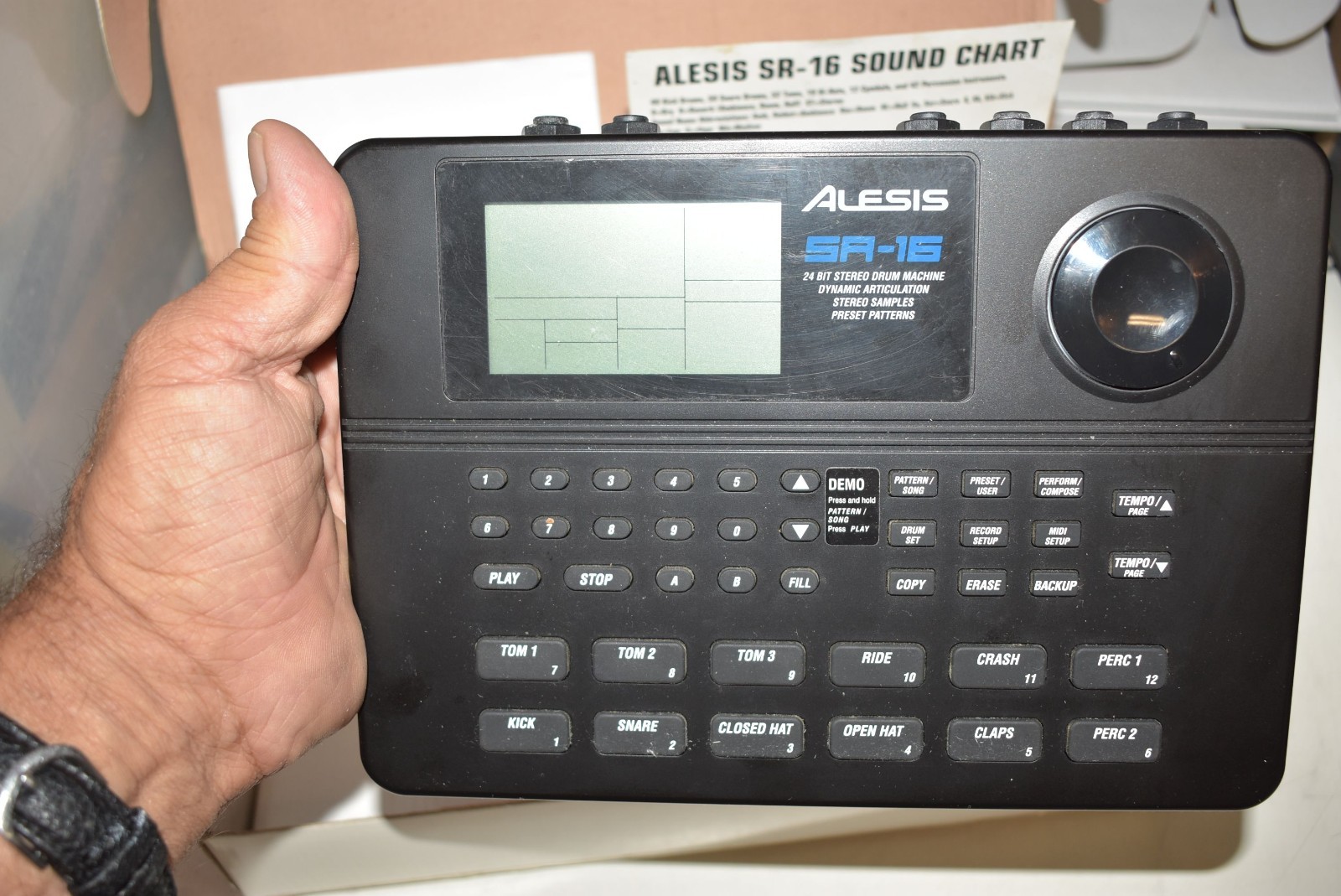 ALESIS SR-16 SR16 PROGRAMMABLE DRUM MACHINE / MIDI controller 12 pad