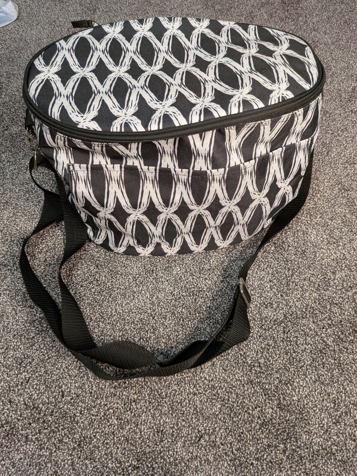 NWT Thirty-One Picnic Thermal Insulated Cooler Tote  14" x 10" x 9" oval bag