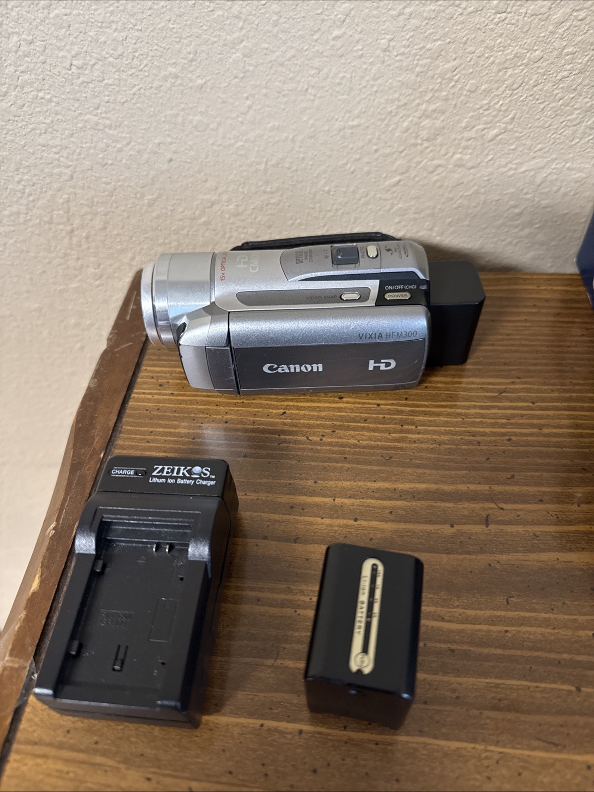 Canon VIXIA HF M300 HD Camcorder Video Camera Tested 2 Batteries And Charger